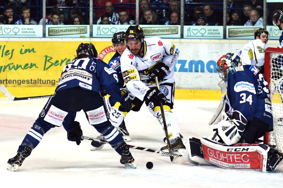 Torchance fr Krefeld Mark Mancari gegen Iserlohn.