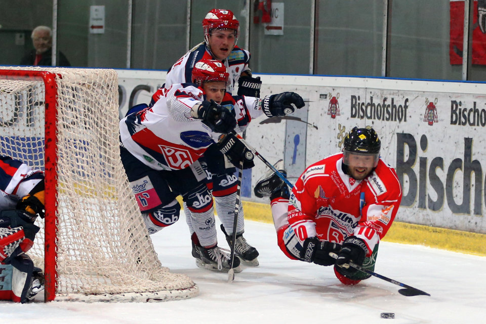 Im Fallen versucht Regensburgs Brandon Wong an den Puck zu gelangen. Im Fallen versucht Regensburgs Brandon Wong an den Puck zu gelangen.
