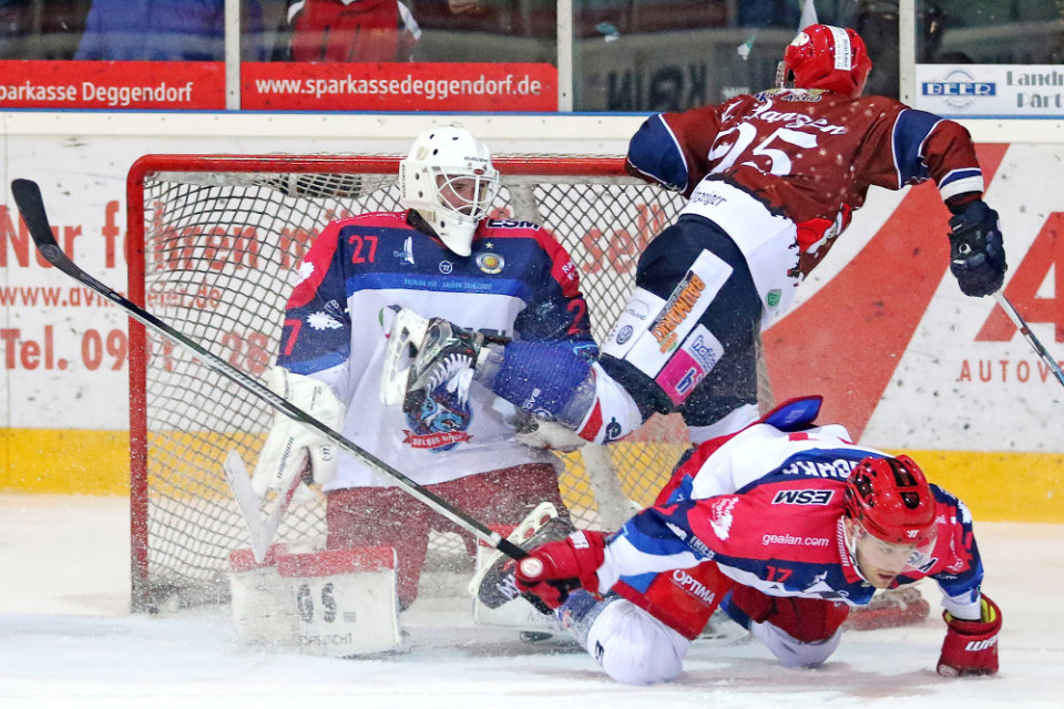 Deggendorfs Janzen gegen Ondruschka (vorne liegend) und Goalie Stefaniszin einen Schritt zu spät. Deggendorfs Janzen gegen Ondruschka (vorne liegend) und Goalie Stefaniszin einen Schritt zu spät.