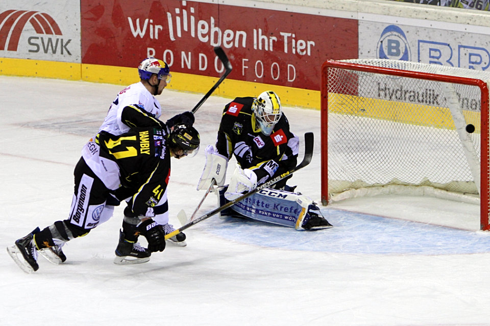 Maximilian Kastner trifft zum 3:1 fr den EHC Red Bull Mnchen in Krefeld.