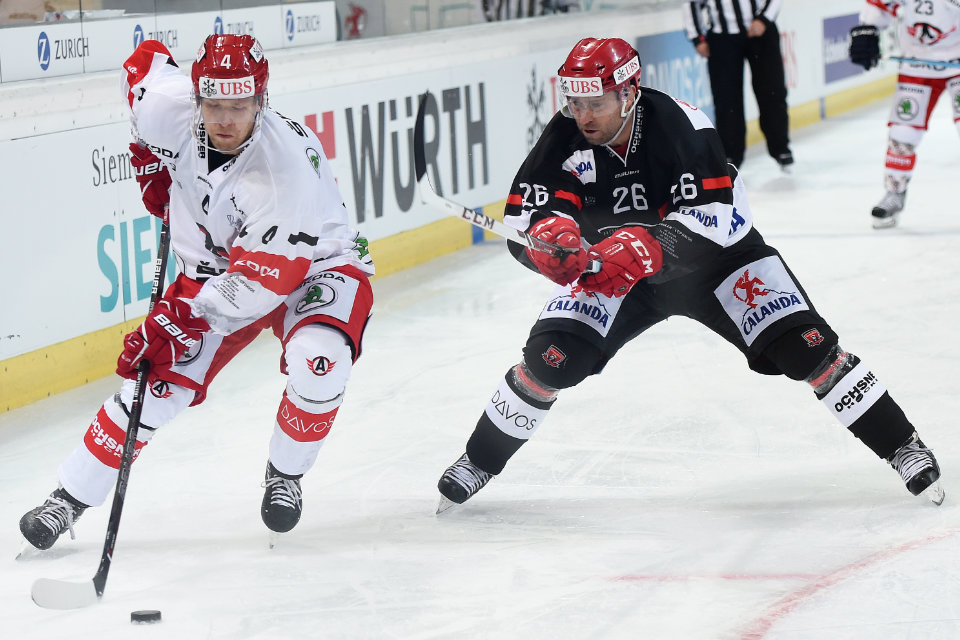 Jekaterinburgs Tommi Kivisto gegen Mountfields Jaroslav Bednar.