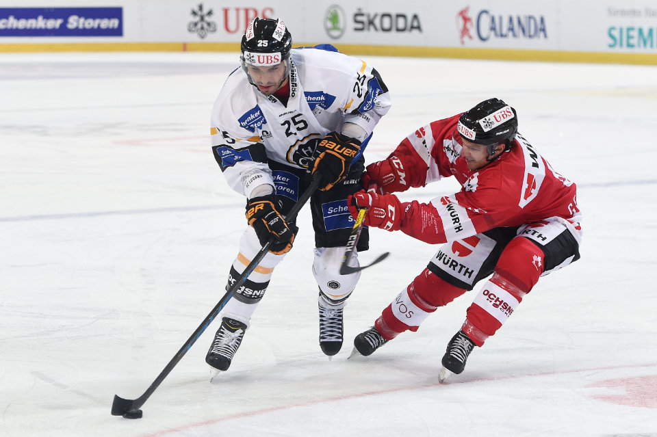 Luganos Maxime Lapierre gegen Kanadas Chay Genoway.