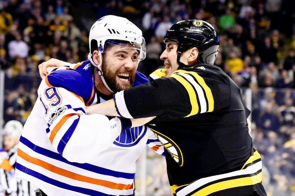 Handfeste Auseinandersetzung zwischen Edmontons dreifachem Torschüten Patrick Maroon und Bostons Zdeno Chara. Handfeste Auseinandersetzung zwischen Edmontons dreifachem Torschüten Patrick Maroon und Bostons Zdeno Chara.