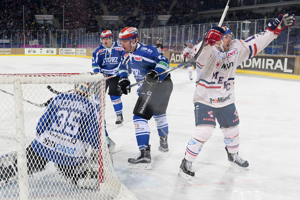 Mannheims Andrew Joudrey jubelt beim Winter Game in Sinsheim.