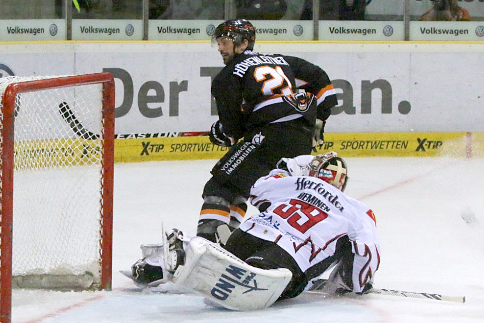 Wolfsburgs Hhenleitner trifft gegen Bremerhaven zum 1:1.