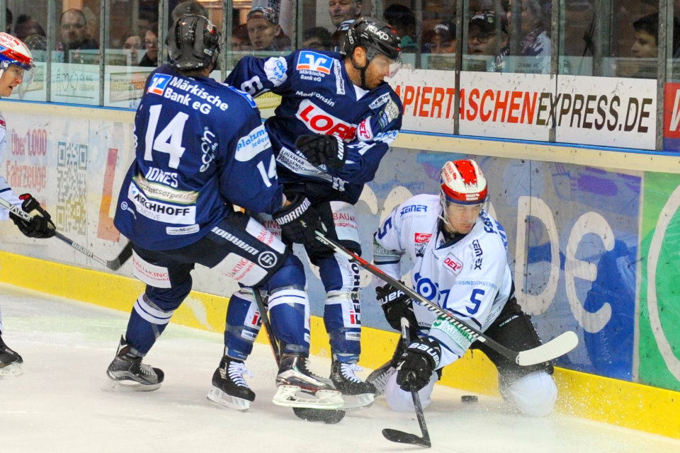 Spielszene Iserlohn gegen Schwenningen. Spielszene Iserlohn gegen Schwenningen.