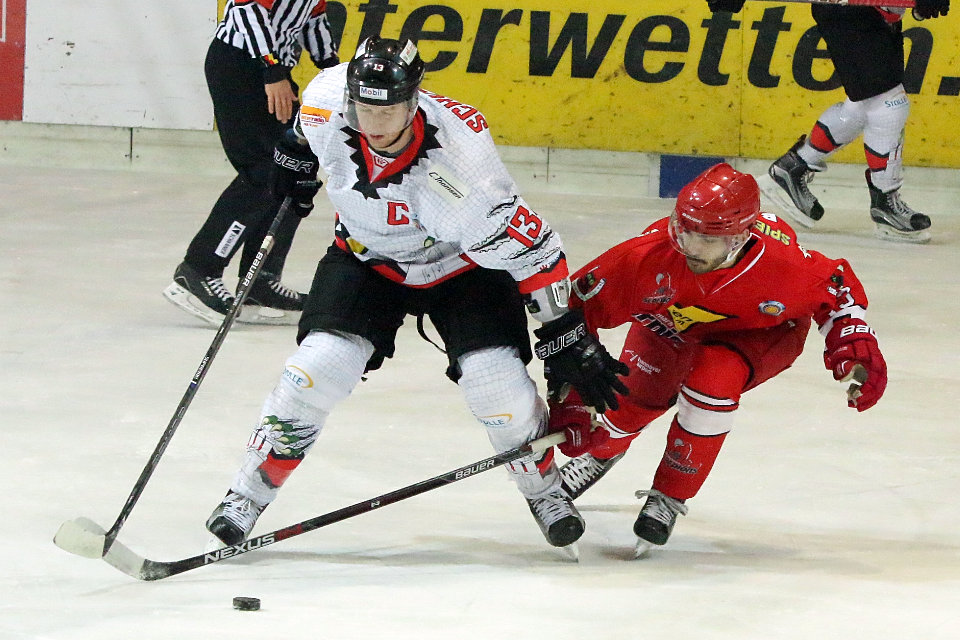 Hamburgs Kapitn Schubert versucht beim Spiel in der Wedemark den Puck zu behaupten.