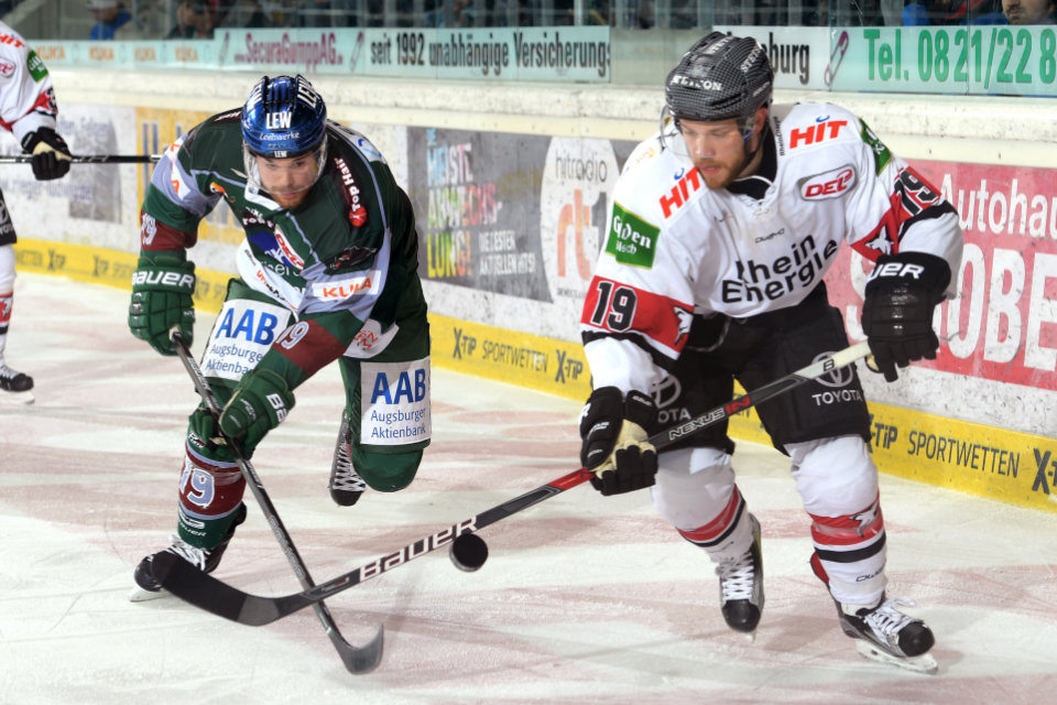 Augsburgs Drew LeBlanc gegen Kölns Nickolas Latta. Augsburgs Drew LeBlanc gegen Kölns Nickolas Latta.