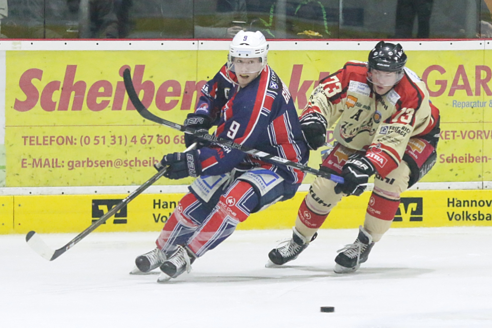 Hannovers Brian Gibbons gegen Langenhagens Kyle DeCose. Hannovers Brian Gibbons gegen Langenhagens Kyle DeCose.