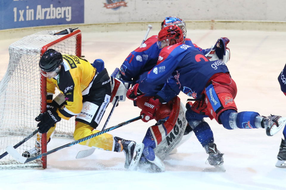 Wlfe-Verteidiger Tim Schneider (rechts) kommt seinem Goalie Manuel Kmpel zu Hilfe. Bulls-Strmer Mike Weigandt (links) zieht den Krzeren.