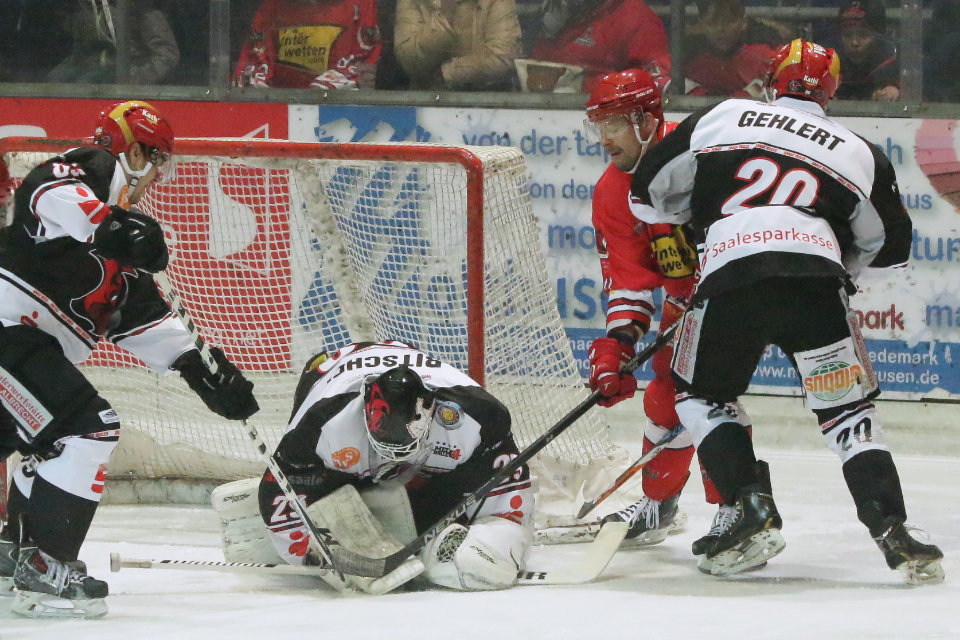 Wedemarks Bjrn Bombis kommt zu spt. Halles Torwart hat den Puck bereits sicher.