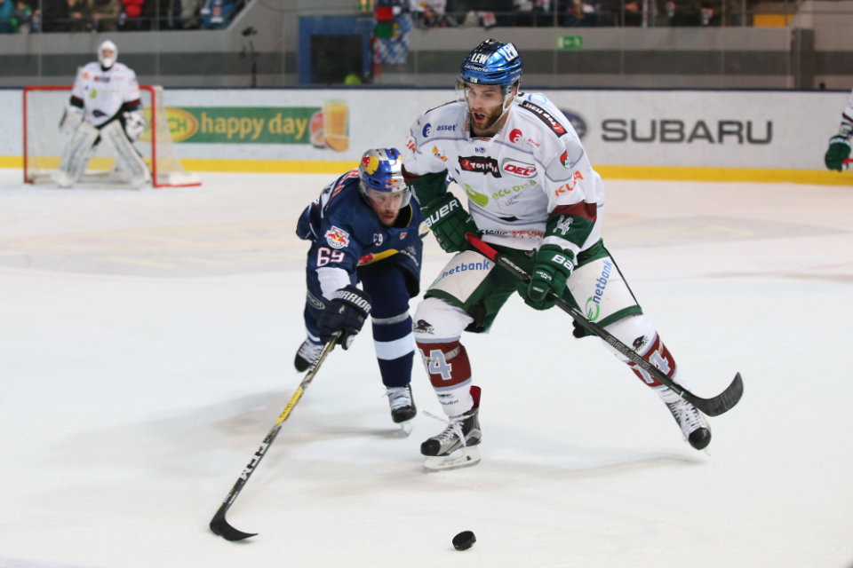 Münchens Florian Kettemer verfolgt Augsburgs Ben Hanowski. Münchens Florian Kettemer verfolgt Augsburgs Ben Hanowski.