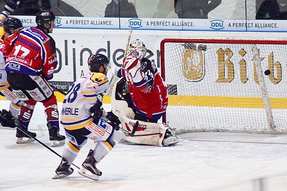 Waldkraiburgs Martin F�hrmann trifft zum 2:1 beim Spiel am Freitag.