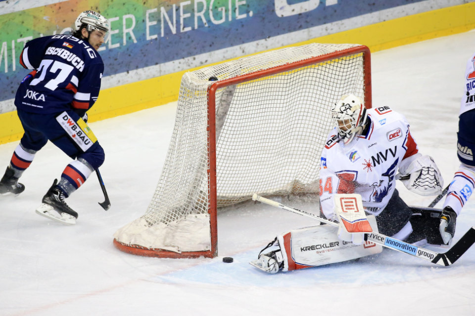 Berlins Daniel Fischbuch beobachtet Adler-Torwart Drew MacIntyre.