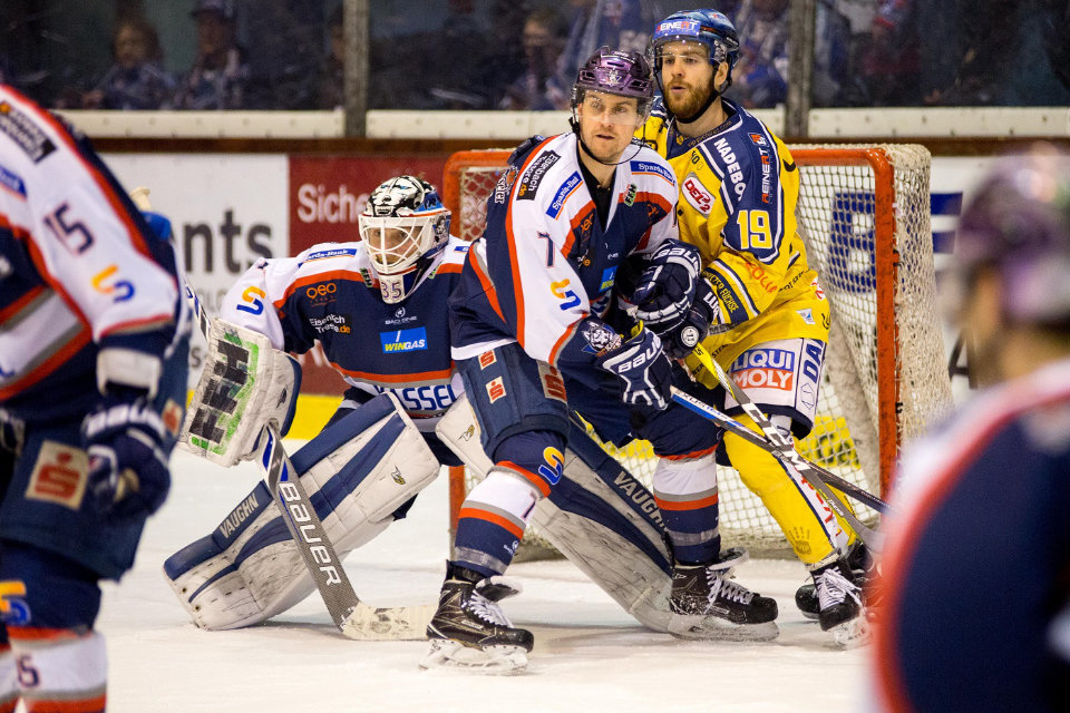 Spielszene Kassel Huskies gegen Lausitzer Fchse.