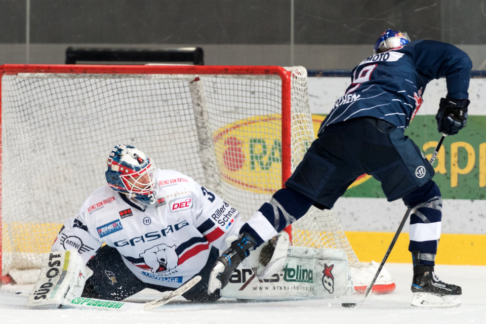 Mnchens Matsumoto gegen Berlins Torwart Vehanen.