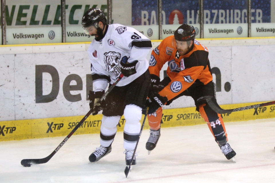 Wolfsburgs Bj�rn Krupp verfolgt N�rnbergs Philippe Dupuis.