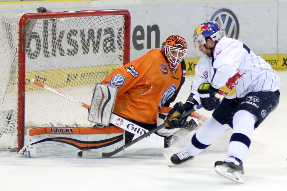 Mnchens Michael Wolf trifft gegen Felix Brckmann im Tor der Grizzlys zum 2:2.