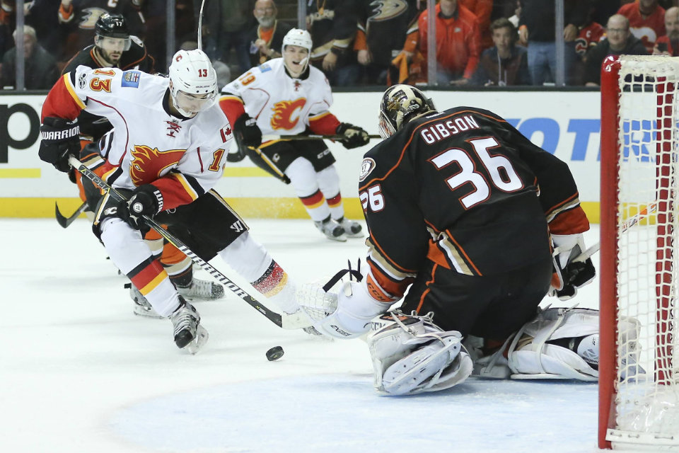 Calgarys Johnny Gaudreau gegen Anaheims Torwart John Gibson.