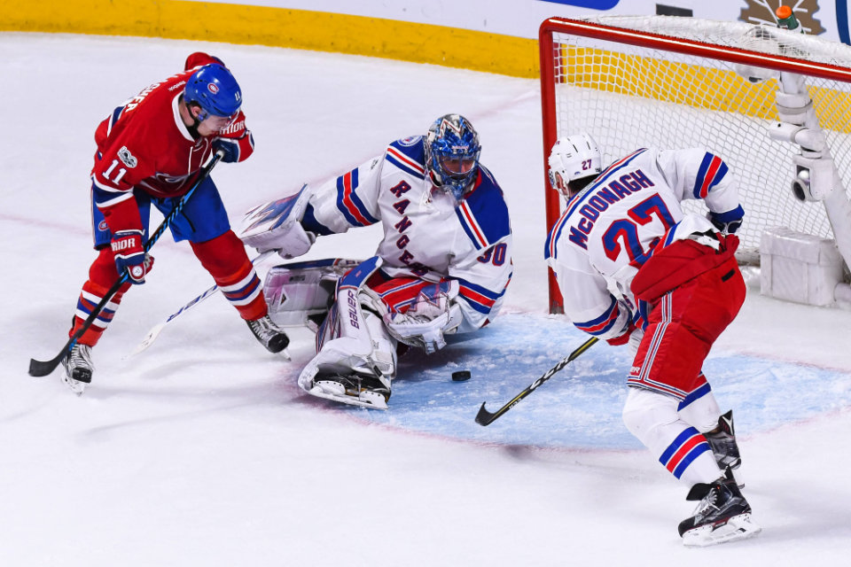 Canadiens-Strmer Brandon Gallagher bringt Rangers-Goalie Lundqvist beim Spiel in Montreal in Bedrngnis.