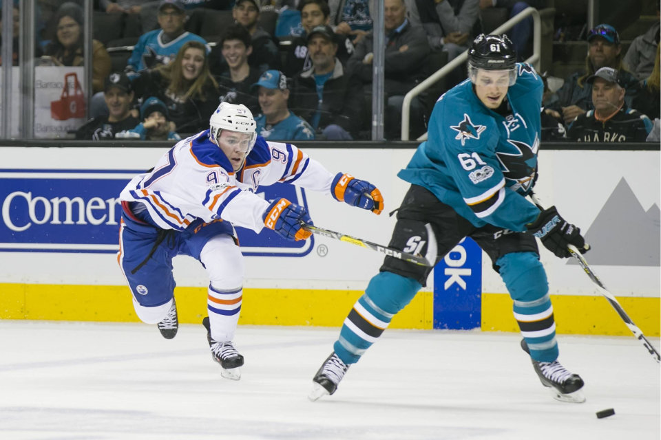 Edmontons Connor McDavid gegen San Joses Justin Braun. Edmontons Connor McDavid gegen San Joses Justin Braun.