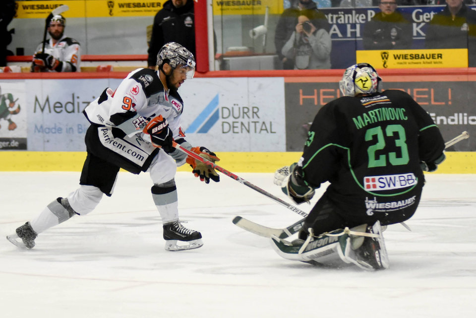 Frankfurts Torsch�tze Lukas Laub gegen Bietigheims Torwart Sinisa Martinovic.