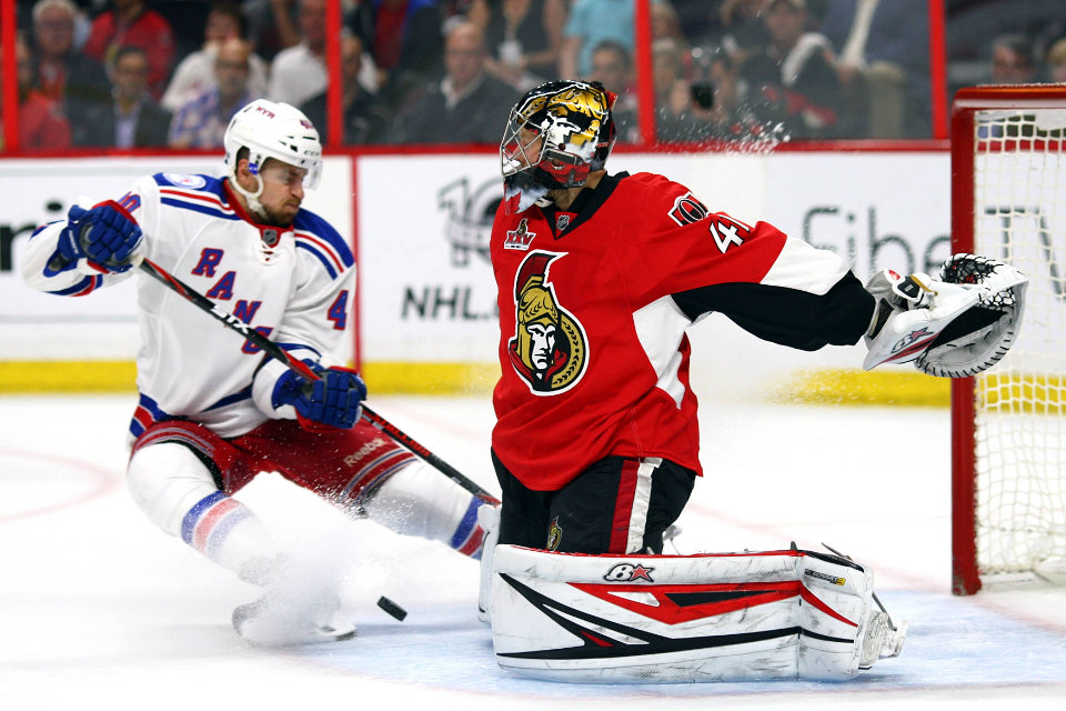 New Yorks Michael Grabner gegen Ottawas Torwart Craig Anderson.