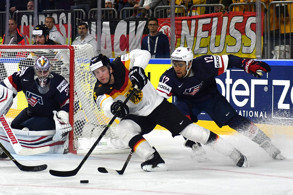 Deutschlands Justin Krueger vor dem US-Amerikaner Nick Schmalz.