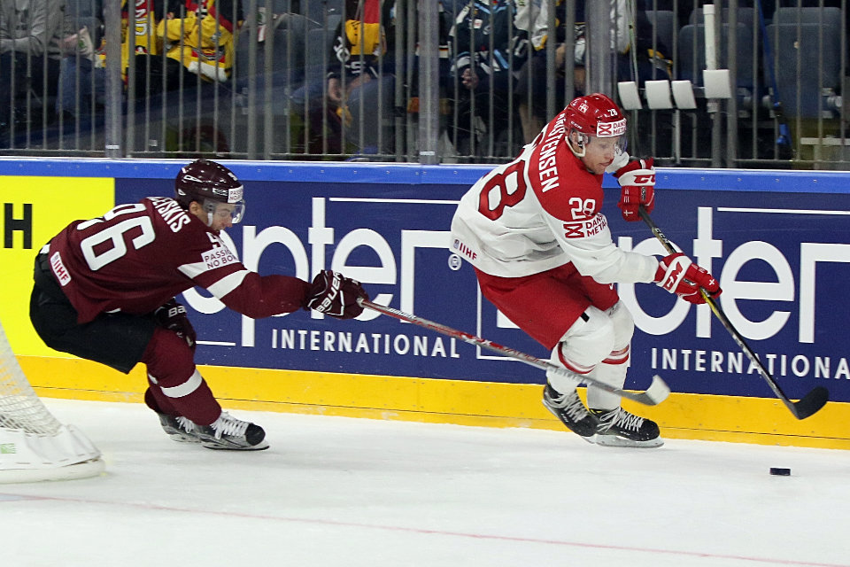 Lettlands Maris Bicevskis verfolgt Dnemark Emil Kristensen.