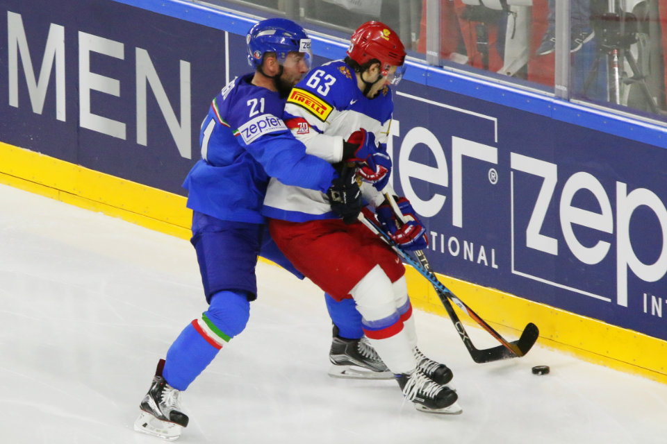 Italiens Luca Frigo versucht Russlands Yevgeni Dadanov zu stoppen.