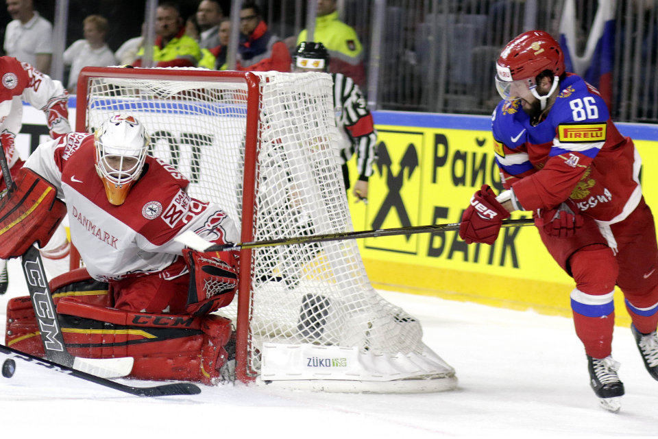Russlands Nikita Kucherov scheitert an Dänemarks Torwart George Sorensen.
