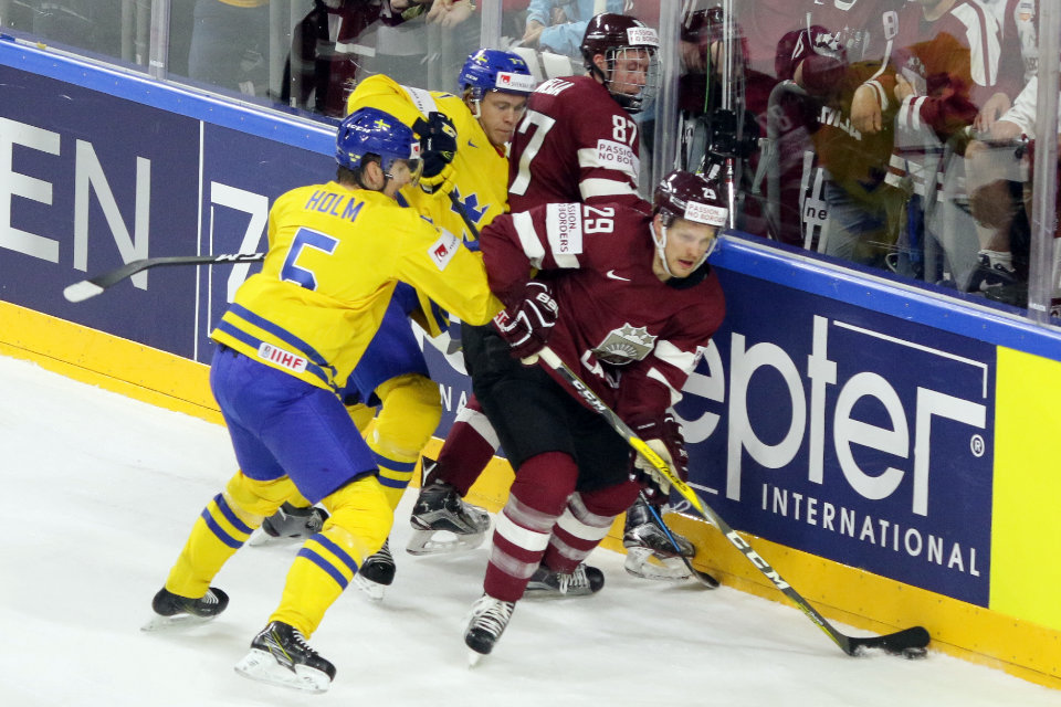Lettlands Ralfs Freibergs versucht sich gegen Schwedens Philip Holm durchzusetzen.