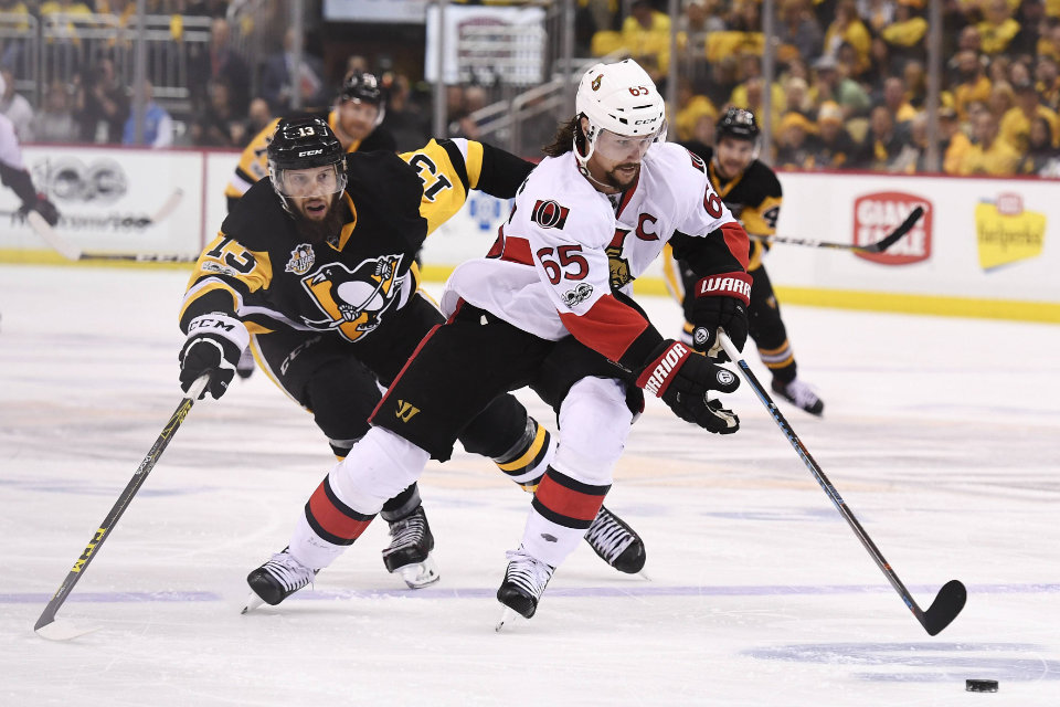 Ottawas Erik Karlsson vor Pittsburghs Nick Bonino. Ottawas Erik Karlsson vor Pittsburghs Nick Bonino.