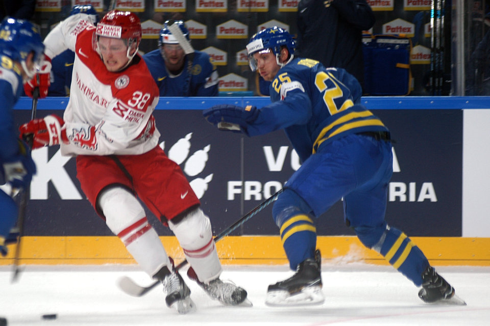 Dnemarks Morten Poulsen vor Schwedens Jonas Brodin.