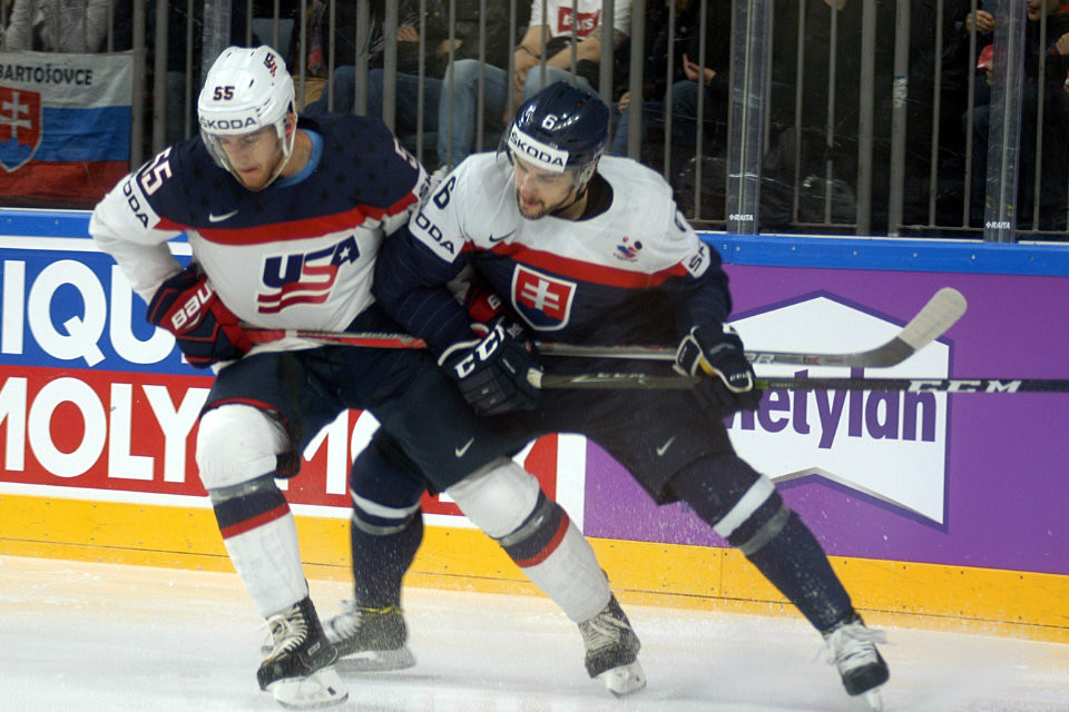 Noah Hanifin von den USA gegen den Slowaken Lukas Cingel. Noah Hanifin von den USA gegen den Slowaken Lukas Cingel.
