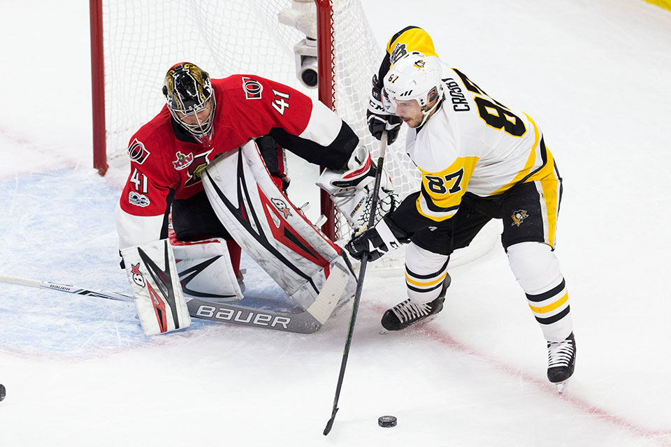 Pittsburghs Sidney Crosby gegen Ottawas Torwart Craig Anderson. Pittsburghs Sidney Crosby gegen Ottawas Torwart Craig Anderson.