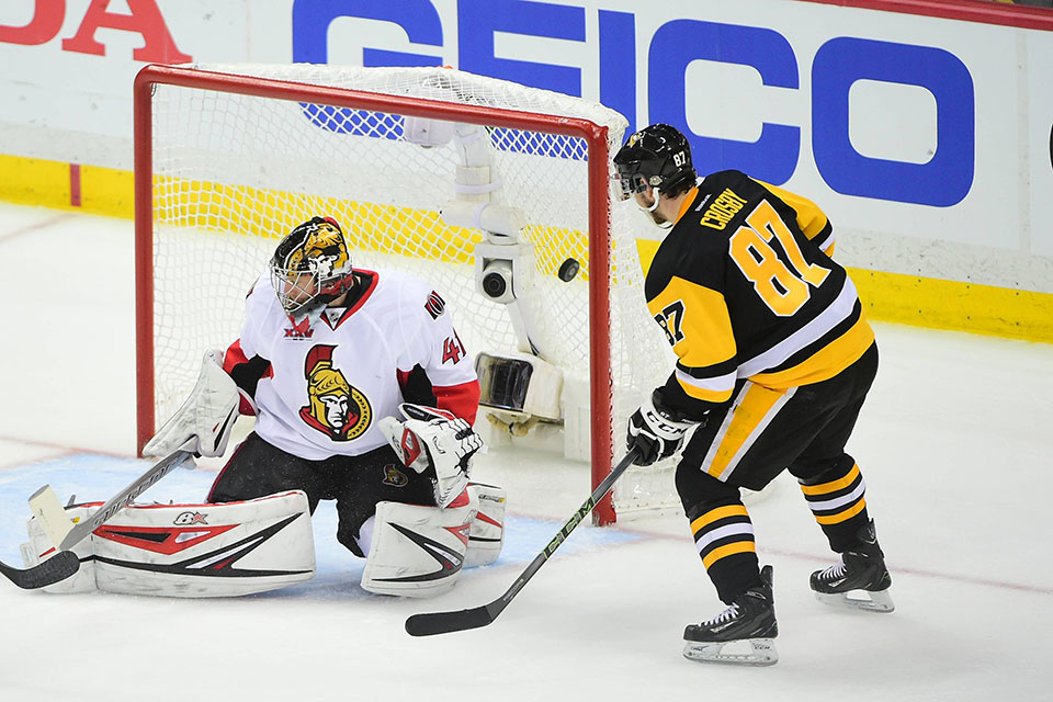 Pittsburghs Sidney Crosby vor dem Tor von Craig Anderson gehüteten Tor der Ottawa Senators.
