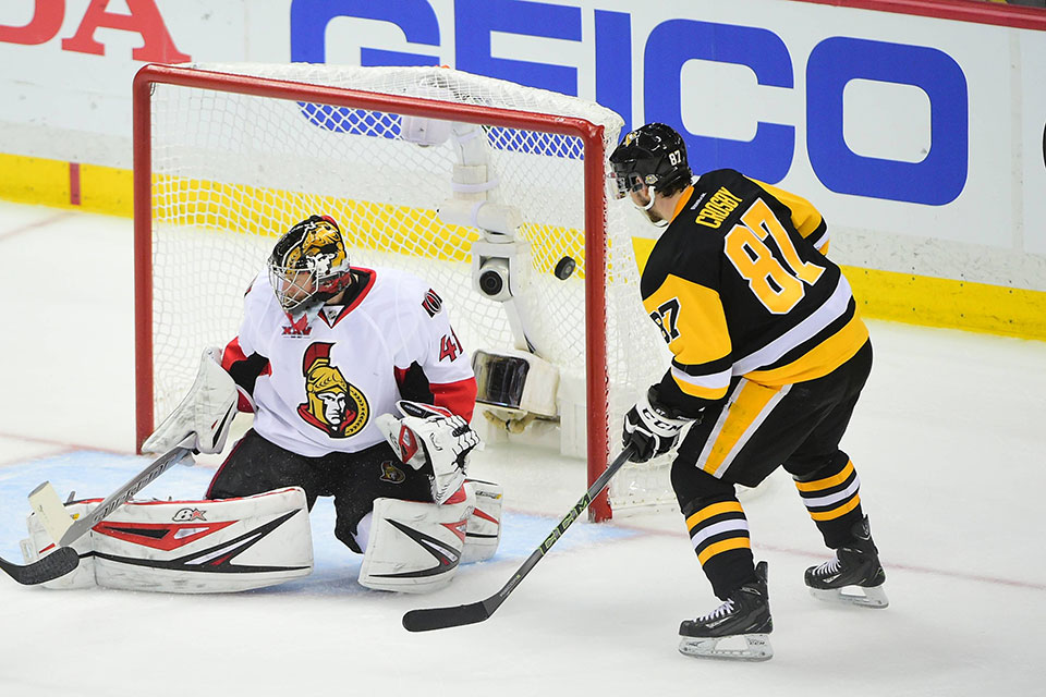 Pittsburghs Sidney Crosby vor dem Tor von Craig Anderson gehteten Tor der Ottawa Senators.