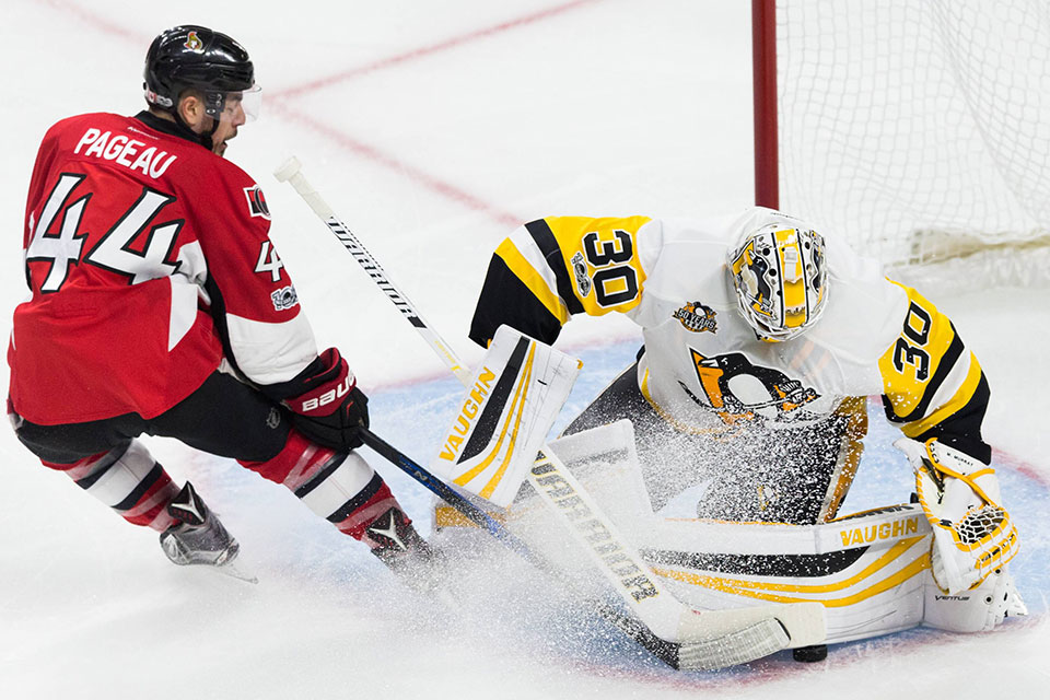 Ottawas Jean-Gabriel Pageau gegen Pittsburgs Torwart Matt Murray. Ottawas Jean-Gabriel Pageau gegen Pittsburgs Torwart Matt Murray.
