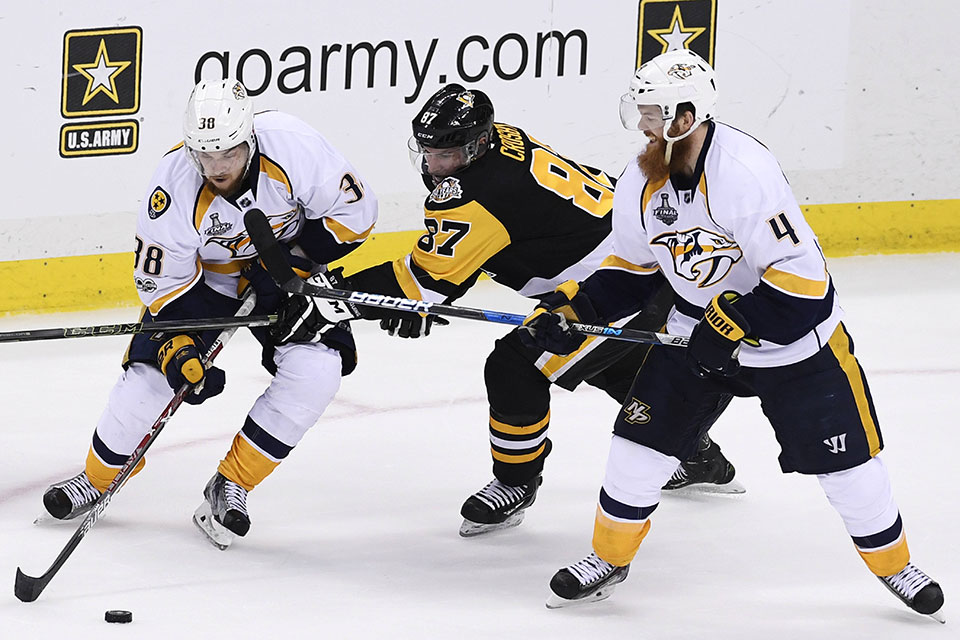 Pittsburghs Sidney Crosby gegen Viktor Arvidsson und Ryan Ellis von den Nashville Predators.