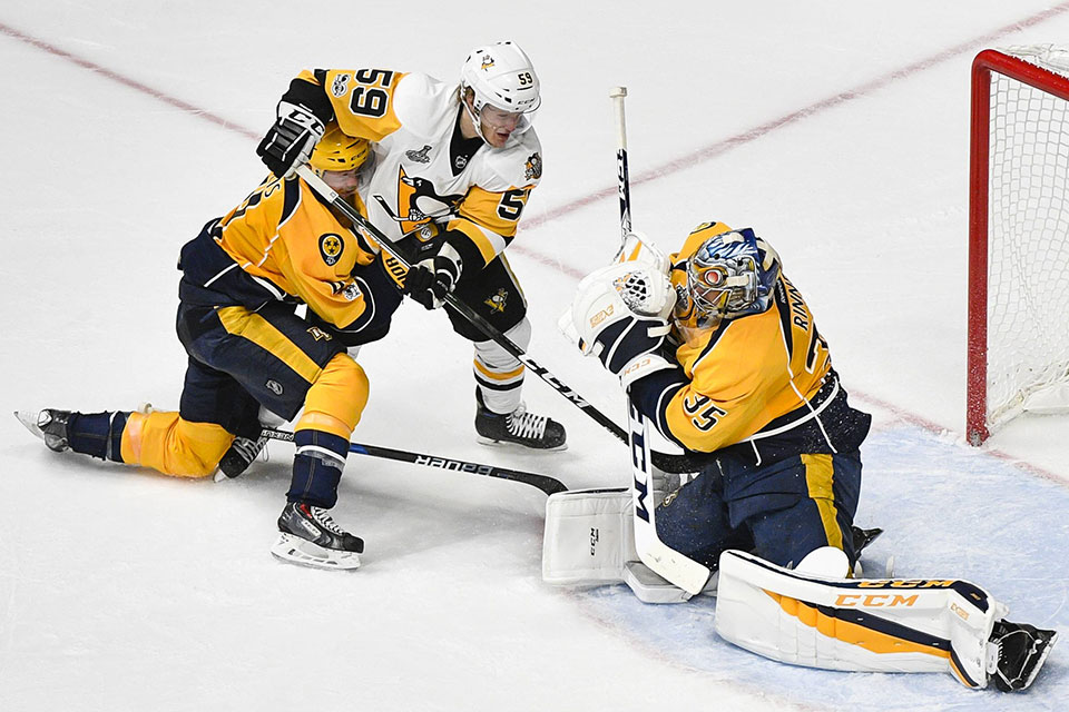 Nashvilles Torwart Pekka Rinne gegen Pittsburghs Jake Guentzel. Nashvilles Torwart Pekka Rinne gegen Pittsburghs Jake Guentzel.