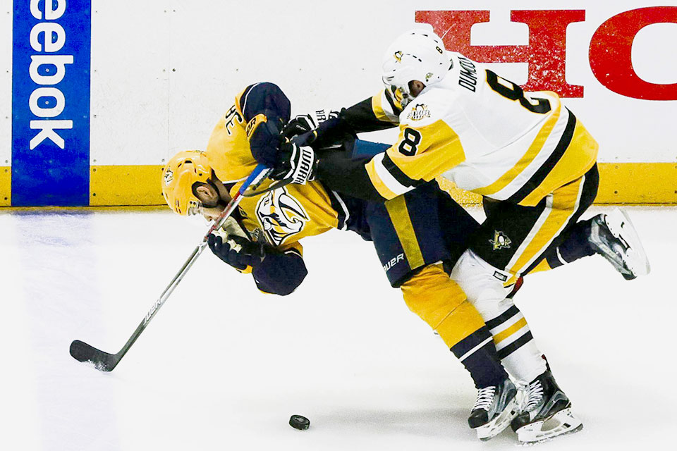 Pittsburghs Brian Dumoulin gegen Nasvhilles Viktor Arvidsson. Pittsburghs Brian Dumoulin gegen Nasvhilles Viktor Arvidsson.