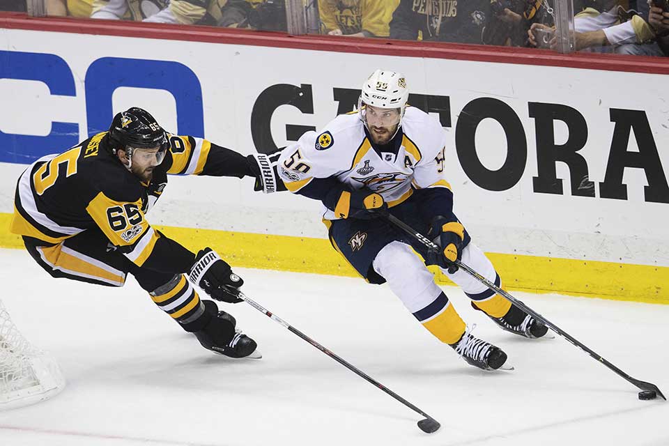 Pittsburghs Torschütze Ron Hainsey gegen Nashvilles Roman Josi. Pittsburghs Torschütze Ron Hainsey gegen Nashvilles Roman Josi.