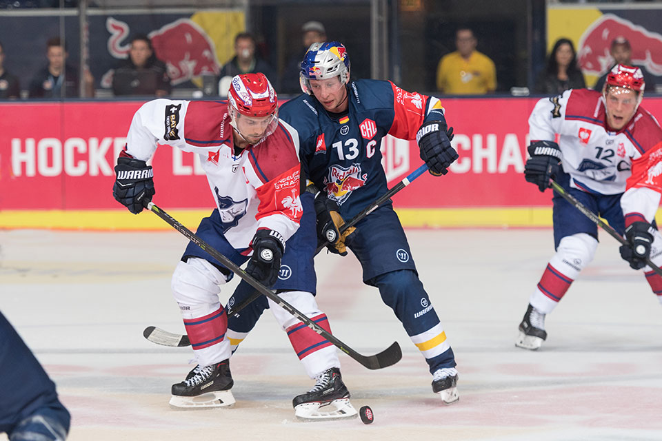 Helsinkis Patrik Carlsson gegen M�nchens Michael Wolf.