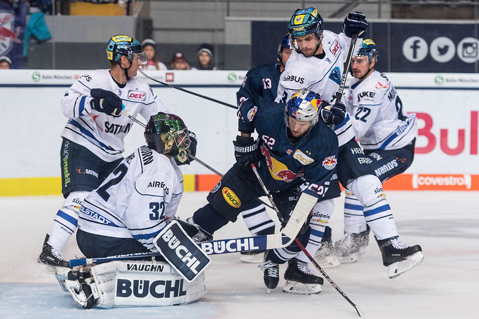 Ingolstadts Torwart Jochen Reimer hat den Puck sicher vor Münchens Patrick Hager. Ingolstadts Torwart Jochen Reimer hat den Puck sicher vor Münchens Patrick Hager.