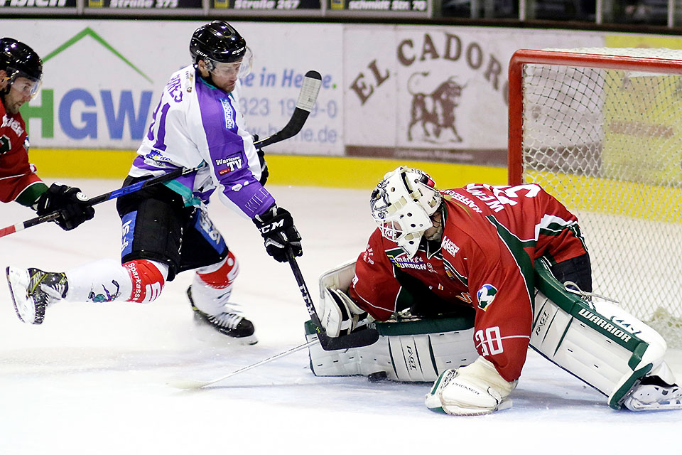 Essens Andrej Bires gegen Hernes Torwart Christian Wendler.