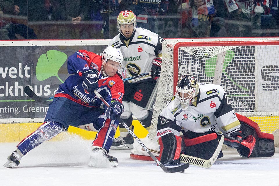 Torchance fr Hannovers Andreas Morczinietz beim Spiel gegen Erfurt.