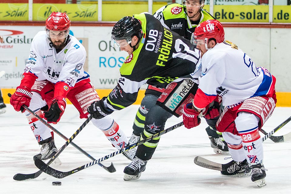 Rosenheims Michael Frhlich gegen zwei Peitinger.