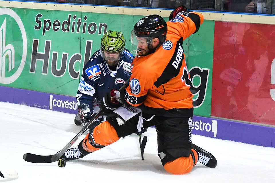 Wolfsburgs Stephen Dixon behauptet den Puck vor Iserlohns Johan Larsson. Wolfsburgs Stephen Dixon behauptet den Puck vor Iserlohns Johan Larsson.
