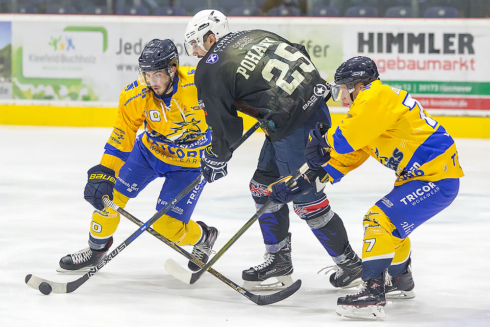 Hannovers Branislav Pohanka gegen die Tilburger Reno de Hondt und Parker Bowles. Hannovers Branislav Pohanka gegen die Tilburger Reno de Hondt und Parker Bowles.